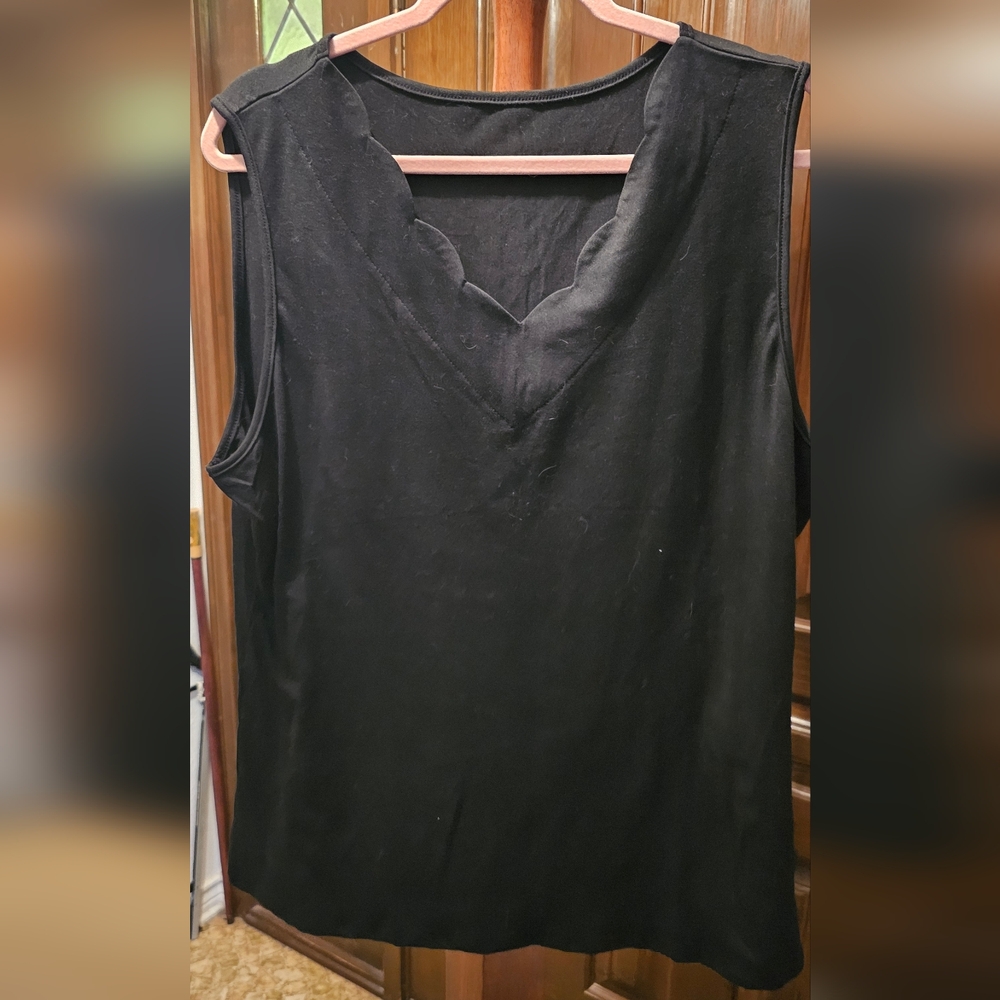 Women's Black Sleeveless Scallop V-Neck Top